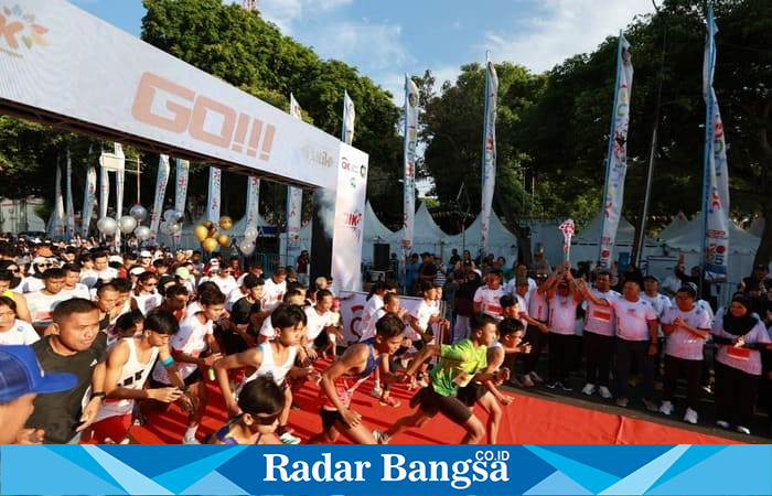 Ribuan peserta bersiap di garis start saat mengikuti BIK Run 2025 di Gesibu Blambangan, Banyuwangi, Sabtu (18/10/2025). (Foto Dok Ho/RadarBangsa.co.id)