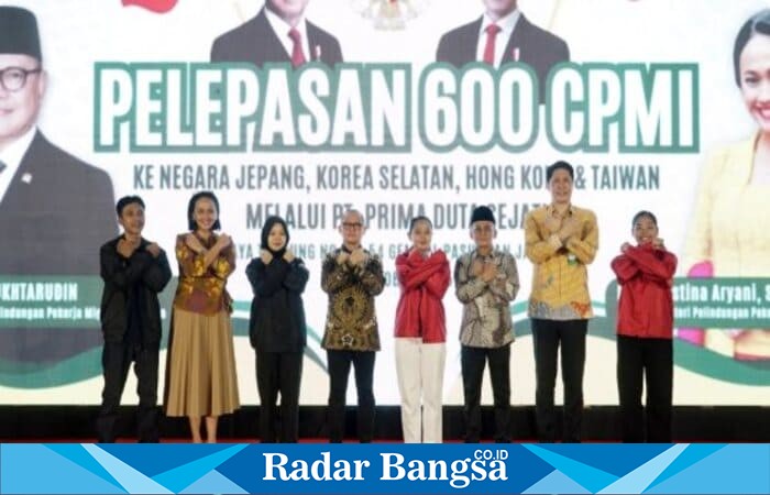 Menteri KP2MI Mukhtarudin melepas 600 calon pekerja migran Indonesia di Pasuruan, Kamis (9/10/2025). (Foto Dok Ho/RadarBangsa.co.id)