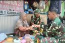 Inaq Alimudin (52), warga Dusun Langko Timur, Desa Langko, Lombok Barat, menjajakan pelecing urap di sekitar lokasi TMMD ke-126 Kodim 1606/Mataram, Desa Giri Madia, Kecamatan Lingsar, Sabtu (18/10/2025). (Foto Dok Ho/RadarBangsa.co.id)