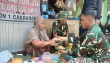 Inaq Alimudin (52), warga Dusun Langko Timur, Desa Langko, Lombok Barat, menjajakan pelecing urap di sekitar lokasi TMMD ke-126 Kodim 1606/Mataram, Desa Giri Madia, Kecamatan Lingsar, Sabtu (18/10/2025). (Foto Dok Ho/RadarBangsa.co.id)
