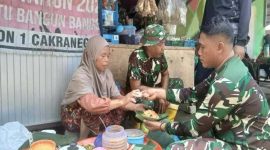 Inaq Alimudin (52), warga Dusun Langko Timur, Desa Langko, Lombok Barat, menjajakan pelecing urap di sekitar lokasi TMMD ke-126 Kodim 1606/Mataram, Desa Giri Madia, Kecamatan Lingsar, Sabtu (18/10/2025). (Foto Dok Ho/RadarBangsa.co.id)