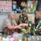 Inaq Alimudin (52), warga Dusun Langko Timur, Desa Langko, Lombok Barat, menjajakan pelecing urap di sekitar lokasi TMMD ke-126 Kodim 1606/Mataram, Desa Giri Madia, Kecamatan Lingsar, Sabtu (18/10/2025). (Foto Dok Ho/RadarBangsa.co.id)