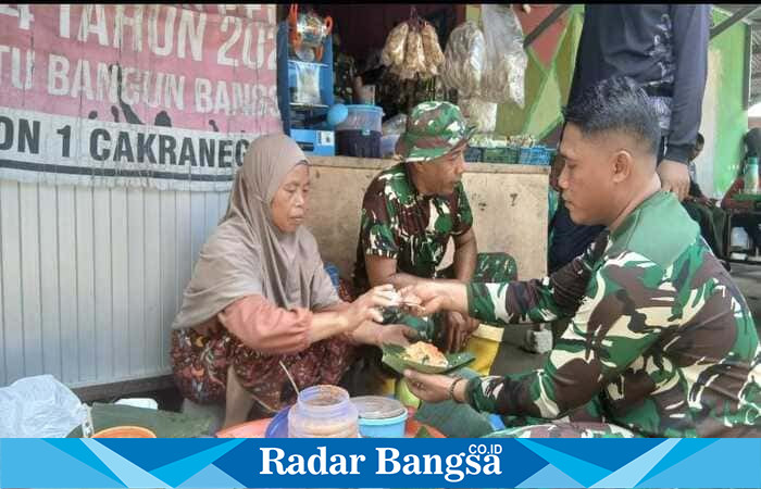 Inaq Alimudin (52), warga Dusun Langko Timur, Desa Langko, Lombok Barat, menjajakan pelecing urap di sekitar lokasi TMMD ke-126 Kodim 1606/Mataram, Desa Giri Madia, Kecamatan Lingsar, Sabtu (18/10/2025). (Foto Dok Ho/RadarBangsa.co.id)