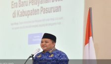 Bupati Pasuruan Rusdi Sutejo menutup kegiatan Bimtek Tata Naskah Dinas Elektronik sekaligus meluncurkan aplikasi SAPA WARGA sebagai langkah awal penerapan program desa digital di Kabupaten Pasuruan, Jumat (17/10/2025). (Foto Dok Ho/RadarBangsa.co.id)