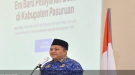 Bupati Pasuruan Rusdi Sutejo menutup kegiatan Bimtek Tata Naskah Dinas Elektronik sekaligus meluncurkan aplikasi SAPA WARGA sebagai langkah awal penerapan program desa digital di Kabupaten Pasuruan, Jumat (17/10/2025). (Foto Dok Ho/RadarBangsa.co.id)