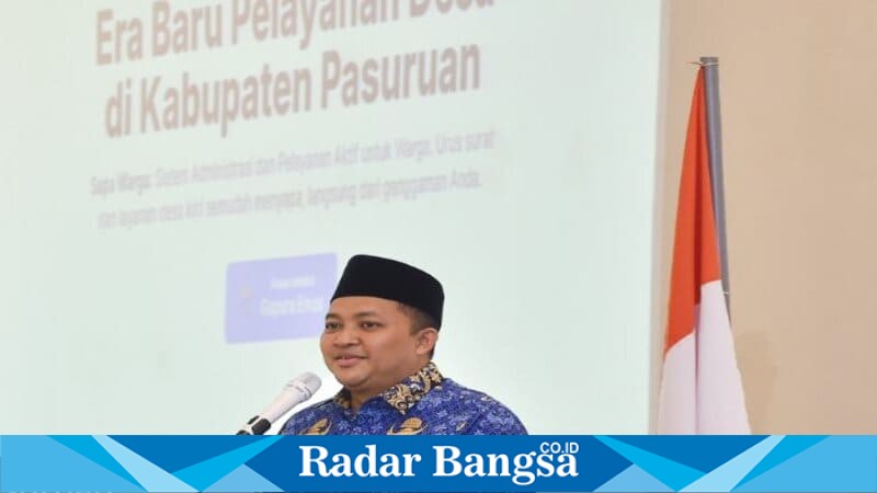 Bupati Pasuruan Rusdi Sutejo menutup kegiatan Bimtek Tata Naskah Dinas Elektronik sekaligus meluncurkan aplikasi SAPA WARGA sebagai langkah awal penerapan program desa digital di Kabupaten Pasuruan, Jumat (17/10/2025). (Foto Dok Ho/RadarBangsa.co.id)