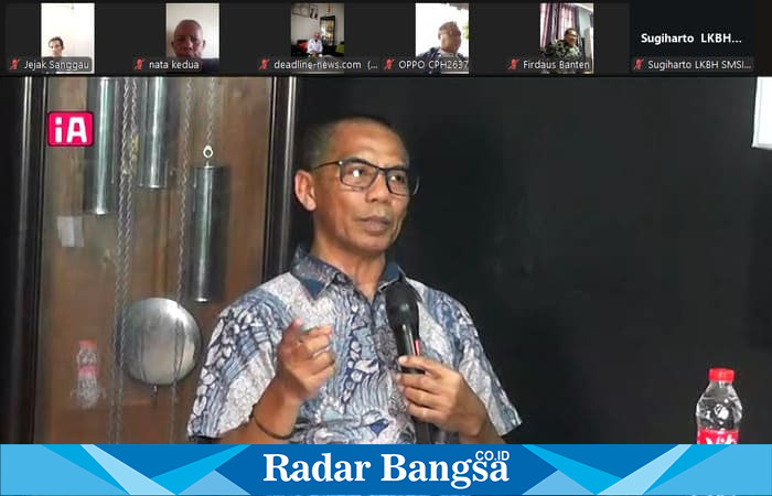 Anggota Dewan Pers sekaligus Ketua Komisi Digital dan Sustainability, Dahlan Dahi, memaparkan tantangan ekonomi media digital dalam Dialog Nasional SMSI bertajuk “Media Baru vs UU ITE” di Jakarta, Selasa (28/10/2025). (Foto Dok SMSI)