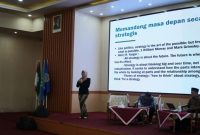Dr. Lia Istifhama, anggota DPD RI periode 2024–2029, menyampaikan gagasan strategis tentang kepemimpinan masa depan dalam International Conference “The Future is Now” di Bondowoso. (Foto Dok Ho/RadarBangsa.co.id)