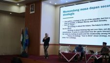Dr. Lia Istifhama, anggota DPD RI periode 2024–2029, menyampaikan gagasan strategis tentang kepemimpinan masa depan dalam International Conference “The Future is Now” di Bondowoso. (Foto Dok Ho/RadarBangsa.co.id)