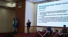 Dr. Lia Istifhama, anggota DPD RI periode 2024–2029, menyampaikan gagasan strategis tentang kepemimpinan masa depan dalam International Conference “The Future is Now” di Bondowoso. (Foto Dok Ho/RadarBangsa.co.id)