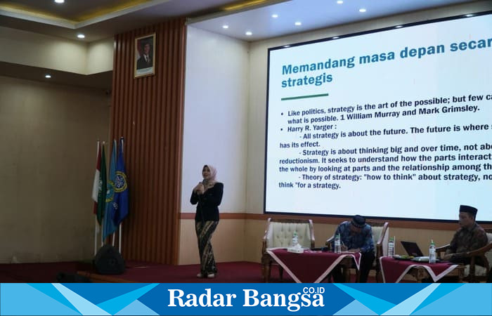 Dr. Lia Istifhama, anggota DPD RI periode 2024–2029, menyampaikan gagasan strategis tentang kepemimpinan masa depan dalam International Conference “The Future is Now” di Bondowoso. (Foto Dok Ho/RadarBangsa.co.id)
