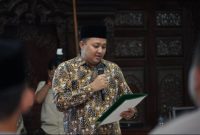 Bupati Pasuruan Rusdi Sutejo saat membacakan  Petisi Kesepakatan Damai di Pendopo Nyawiji Ngesti Wenganing Gusti, Jumat (17/10/2025) malam (Foto Dok Ho/RadarBangsa.co.id)
