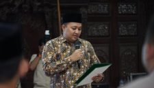 Bupati Pasuruan Rusdi Sutejo saat membacakan  Petisi Kesepakatan Damai di Pendopo Nyawiji Ngesti Wenganing Gusti, Jumat (17/10/2025) malam (Foto Dok Ho/RadarBangsa.co.id)