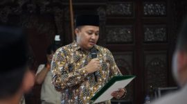 Bupati Pasuruan Rusdi Sutejo saat membacakan  Petisi Kesepakatan Damai di Pendopo Nyawiji Ngesti Wenganing Gusti, Jumat (17/10/2025) malam (Foto Dok Ho/RadarBangsa.co.id)