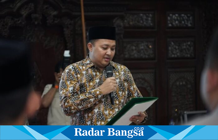 Bupati Pasuruan Rusdi Sutejo saat membacakan  Petisi Kesepakatan Damai di Pendopo Nyawiji Ngesti Wenganing Gusti, Jumat (17/10/2025) malam (Foto Dok Ho/RadarBangsa.co.id)
