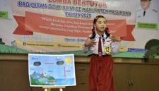 Seorang peserta Lomba Bertutur tingkat SD tampil membawakan cerita rakyat pada ajang yang digelar Dinas Perpustakaan dan Kearsipan Kabupaten Pasuruan di Aula Dinas Perumahan dan Kawasan Permukiman, Rabu (29/10/2025). (Foto Dok Ho/RadarBangsa.co.id)