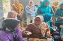 Kepala Dinkes Bangkalan Nur Khotibah mendampingi kunjungan ke rumah anak penderita gizi buruk di Bangkalan, Selasa (14/10/2025). (Foto Dok Ho/RadarBangsa.co.id)