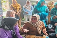 Kepala Dinkes Bangkalan Nur Khotibah mendampingi kunjungan ke rumah anak penderita gizi buruk di Bangkalan, Selasa (14/10/2025). (Foto Dok Ho/RadarBangsa.co.id)