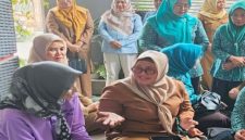 Kepala Dinkes Bangkalan Nur Khotibah mendampingi kunjungan ke rumah anak penderita gizi buruk di Bangkalan, Selasa (14/10/2025). (Foto Dok Ho/RadarBangsa.co.id)