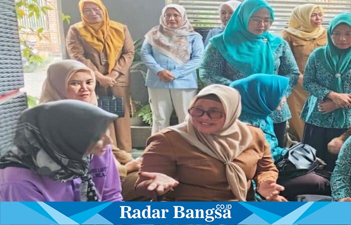 Kepala Dinkes Bangkalan Nur Khotibah mendampingi kunjungan ke rumah anak penderita gizi buruk di Bangkalan, Selasa (14/10/2025). (Foto Dok Ho/RadarBangsa.co.id)