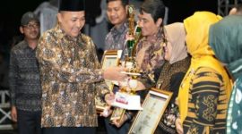 Bupati Pasuruan Rusdi Sutejo menyerahkan piagam penghargaan dan trofi kepada perwakilan OPD pemenang Lomba Stan Layanan Publik pada penutupan Pekan Raya Kabupaten Pasuruan 2025 di Taman Candra Wilwatikta, Pandaan. (Foto Dok Ho/RadarBangsa.co.id)