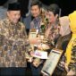 Bupati Pasuruan Rusdi Sutejo menyerahkan piagam penghargaan dan trofi kepada perwakilan OPD pemenang Lomba Stan Layanan Publik pada penutupan Pekan Raya Kabupaten Pasuruan 2025 di Taman Candra Wilwatikta, Pandaan. (Foto Dok Ho/RadarBangsa.co.id)