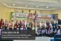 Kepala Dinas Perindustrian dan Tenaga Kerja Kabupaten Bangkalan, Jemmy Tria Sukmana, saat membuka kegiatan Pelatihan Berbasis Masyarakat (PBM) bidang Tata Rias dan Pengolahan Hasil Laut di Kantor Disperinaker Bangkalan, Selasa (8/10/2025). (DoK Foto Kmf/RadarBangsa.co.id)