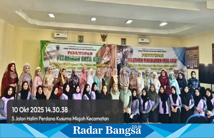 Kepala Dinas Perindustrian dan Tenaga Kerja Kabupaten Bangkalan, Jemmy Tria Sukmana, saat membuka kegiatan Pelatihan Berbasis Masyarakat (PBM) bidang Tata Rias dan Pengolahan Hasil Laut di Kantor Disperinaker Bangkalan, Selasa (8/10/2025). (DoK Foto Kmf/RadarBangsa.co.id)