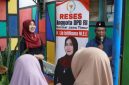 Anggota DPD RI asal Jawa Timur, Lia Istifhama (berjilbab merah), saat menyerap aspirasi masyarakat dan pengelola lembaga rehabilitasi dalam kegiatan reses di Surabaya, Sabtu (25/10/2025). (Foto Dok Ho/RadarBangsa.co.id)