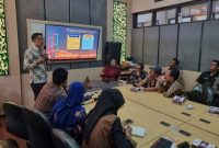 Plt. Inspektur Kabupaten Bangkalan, Ahmat Hafid, saat memaparkan inovasi layanan digital KLIK AKU (Klinik Konsultasi Akuntabilitas) sebagai upaya memperkuat transparansi pengelolaan keuangan desa. (Dok. Inspektorat Bangkalan) 
