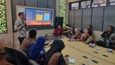 Plt. Inspektur Kabupaten Bangkalan, Ahmat Hafid, saat memaparkan inovasi layanan digital KLIK AKU (Klinik Konsultasi Akuntabilitas) sebagai upaya memperkuat transparansi pengelolaan keuangan desa. (Dok. Inspektorat Bangkalan) 