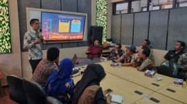 Plt. Inspektur Kabupaten Bangkalan, Ahmat Hafid, saat memaparkan inovasi layanan digital KLIK AKU (Klinik Konsultasi Akuntabilitas) sebagai upaya memperkuat transparansi pengelolaan keuangan desa. (Dok. Inspektorat Bangkalan) 