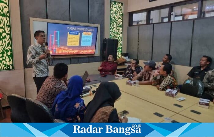 Plt. Inspektur Kabupaten Bangkalan, Ahmat Hafid, saat memaparkan inovasi layanan digital KLIK AKU (Klinik Konsultasi Akuntabilitas) sebagai upaya memperkuat transparansi pengelolaan keuangan desa. (Dok. Inspektorat Bangkalan) 