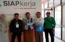 Petugas Disperinaker Bangkalan mendampingi dua PMI asal Bangkalan yang baru tiba setelah dideportasi dari Malaysia, Jumat (3/10/2025). (Foto Dok Ho/RadarBangsa)