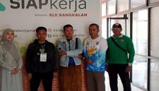 Petugas Disperinaker Bangkalan mendampingi dua PMI asal Bangkalan yang baru tiba setelah dideportasi dari Malaysia, Jumat (3/10/2025). (Foto Dok Ho/RadarBangsa)
