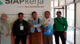 Petugas Disperinaker Bangkalan mendampingi dua PMI asal Bangkalan yang baru tiba setelah dideportasi dari Malaysia, Jumat (3/10/2025). (Foto Dok Ho/RadarBangsa)