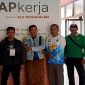 Petugas Disperinaker Bangkalan mendampingi dua PMI asal Bangkalan yang baru tiba setelah dideportasi dari Malaysia, Jumat (3/10/2025). (Foto Dok Ho/RadarBangsa)