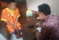 Petugas Unit PPA Satreskrim Polres Lamongan memintai keterangan dari terduga pelaku dugaan kekerasan seksual terhadap anak di bawah umur (Foto Dok Ho/RadarBangsa.co.id)