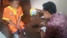 Petugas Unit PPA Satreskrim Polres Lamongan memintai keterangan dari terduga pelaku dugaan kekerasan seksual terhadap anak di bawah umur (Foto Dok Ho/RadarBangsa.co.id)