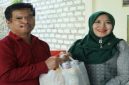 Anggota DPD RI Lia Istifhama menyerahkan bantuan kepada penghuni Rumah Rehab Ghana sebagai bentuk dukungan terhadap program pemulihan dan pemberdayaan mantan pengguna narkoba. (Foto Dok Ho/RadarBangsa.co.id)