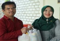 Anggota DPD RI Lia Istifhama menyerahkan bantuan kepada penghuni Rumah Rehab Ghana sebagai bentuk dukungan terhadap program pemulihan dan pemberdayaan mantan pengguna narkoba. (Foto Dok Ho/RadarBangsa.co.id)