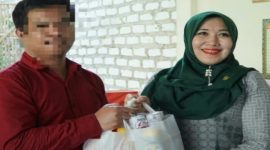 Anggota DPD RI Lia Istifhama menyerahkan bantuan kepada penghuni Rumah Rehab Ghana sebagai bentuk dukungan terhadap program pemulihan dan pemberdayaan mantan pengguna narkoba. (Foto Dok Ho/RadarBangsa.co.id)