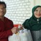 Anggota DPD RI Lia Istifhama menyerahkan bantuan kepada penghuni Rumah Rehab Ghana sebagai bentuk dukungan terhadap program pemulihan dan pemberdayaan mantan pengguna narkoba. (Foto Dok Ho/RadarBangsa.co.id)