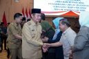 Bupati Lamongan Yuhronur Efendi berjabat tangan dengan peserta usai rapat paripurna penyampaian jawaban eksekutif atas pandangan umum fraksi terkait APBD 2026 di Gedung DPRD Lamongan, Selasa (21/10/2025). (Foto Dok Ho/RadarBangsa.co.id)