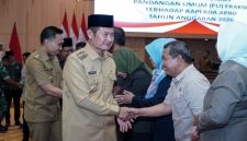 Bupati Lamongan Yuhronur Efendi berjabat tangan dengan peserta usai rapat paripurna penyampaian jawaban eksekutif atas pandangan umum fraksi terkait APBD 2026 di Gedung DPRD Lamongan, Selasa (21/10/2025). (Foto Dok Ho/RadarBangsa.co.id)