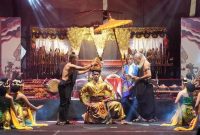 Penampilan fragmen sendra tari dalam Festival Adat Budaya Nusantara ke-V di Alun-Alun Lamongan, Sabtu (18/10/2025 (Foto Dok Ho/RadarBangsa.co.id)