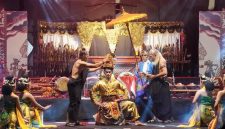 Penampilan fragmen sendra tari dalam Festival Adat Budaya Nusantara ke-V di Alun-Alun Lamongan, Sabtu (18/10/2025 (Foto Dok Ho/RadarBangsa.co.id)