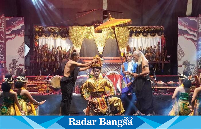 Penampilan fragmen sendra tari dalam Festival Adat Budaya Nusantara ke-V di Alun-Alun Lamongan, Sabtu (18/10/2025 (Foto Dok Ho/RadarBangsa.co.id)