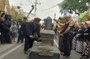 Warga menampilkan prosesi budaya saat Kirab Budaya Manusuksima dalam rangka pembukaan Kampung Cempluk Festival ke-15 di Desa Kalisongo, Kecamatan Dau, Kabupaten Malang, Senin (6/10/2025). (Foto Dok Prokopim/RadarBangsa.co.id)