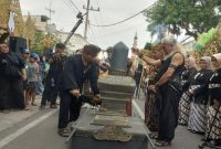 Warga menampilkan prosesi budaya saat Kirab Budaya Manusuksima dalam rangka pembukaan Kampung Cempluk Festival ke-15 di Desa Kalisongo, Kecamatan Dau, Kabupaten Malang, Senin (6/10/2025). (Foto Dok Prokopim/RadarBangsa.co.id)